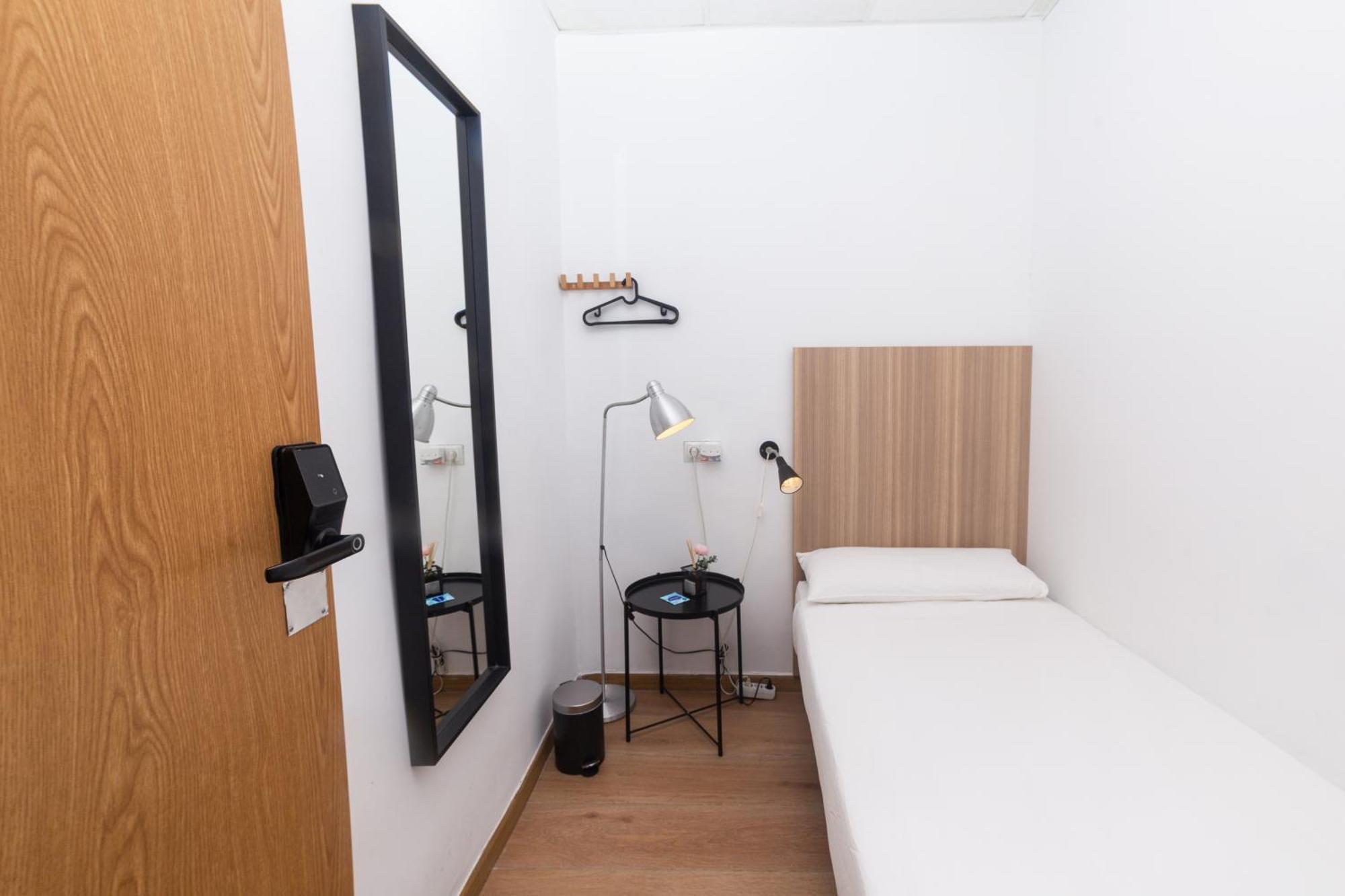 Hostal Siesta & Go Nuevos Ministerios Madrid Exterior photo