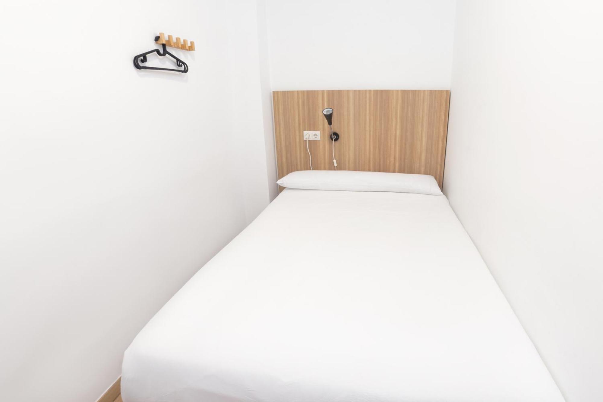 Hostal Siesta & Go Nuevos Ministerios Madrid Exterior photo